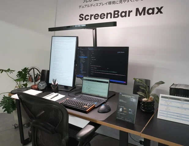 デュアルモニター環境に設置されたScreenBar Max。