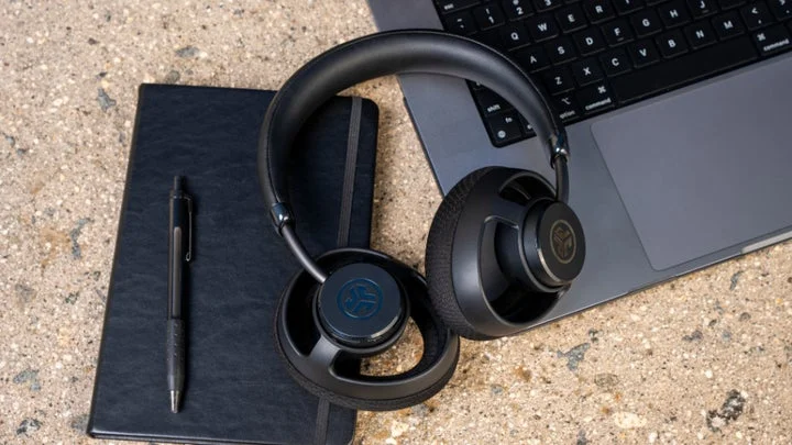 デスク上のノートとペン、JBuds Open Wirelessヘッドホン