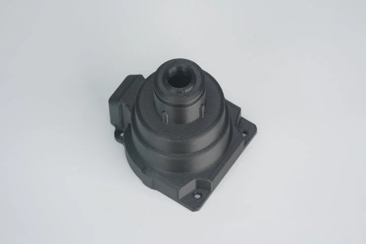 ASA-CFフィラメントで出力された黒い工業部品