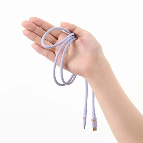 手で丸めたソフトラベンダー色のシリコンUSBケーブル