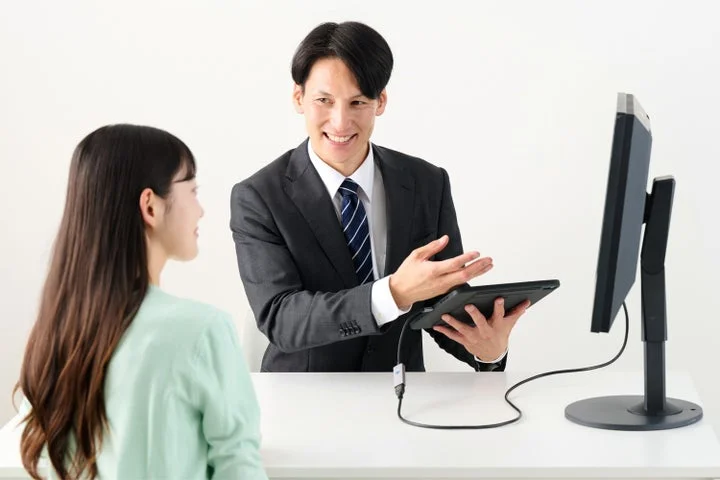会議でタブレットを操作しディスプレイに映す様子
