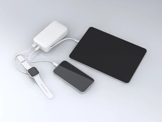 モバイルバッテリーからタブレット、スマートフォン、スマートウォッチへ3台同時充電する様子