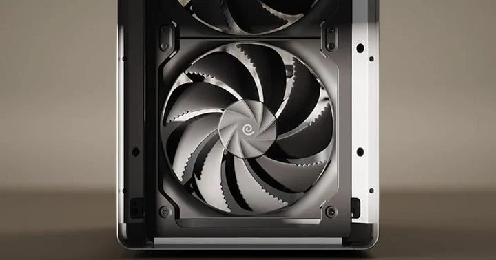 PCケースに搭載された厚みのある180mmファン