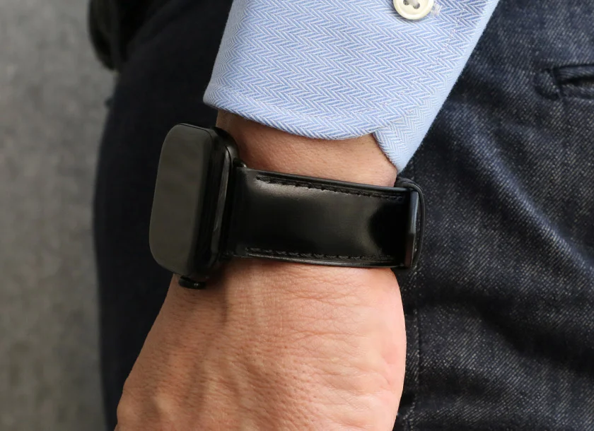 Apple Watchに装着されたブラックのレザーバンド
