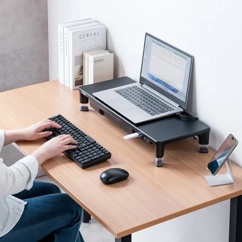 デスク上にモニター台を設置し、PCを置いて使用している様子