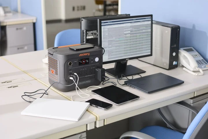 PCや周辺機器が多数接続されたJackery ポータブル電源 1000 Plus V2