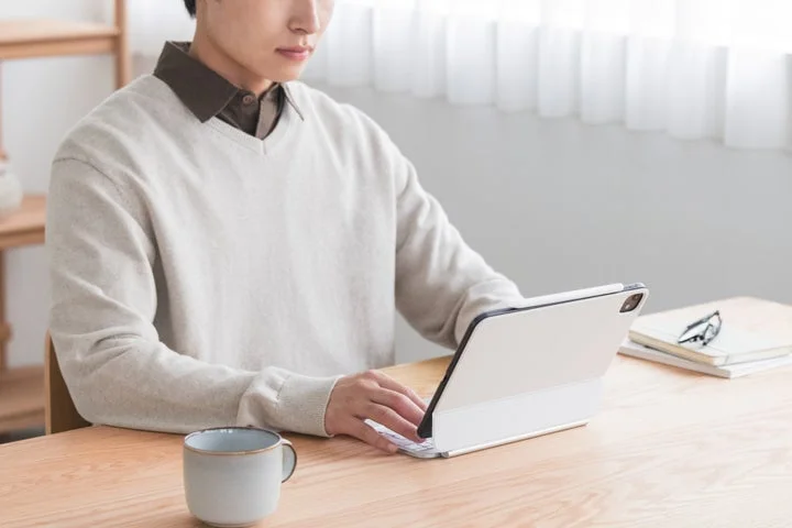 iPad Proにケースを装着しMagic Keyboardを併用する様子
