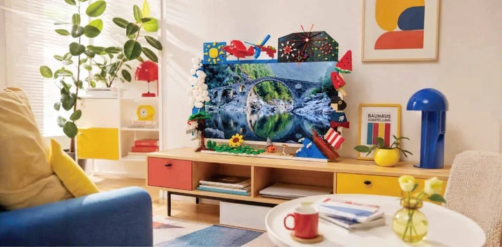 ブロックで色鮮やかにデコレーションされたテレビ