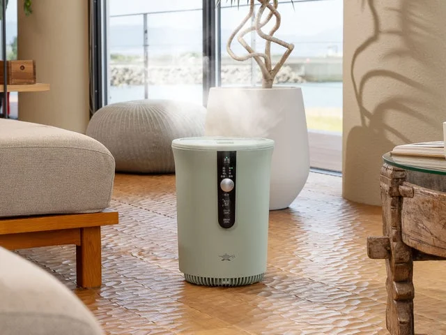 蒸気を放出しているアラジン スチーム式加湿器