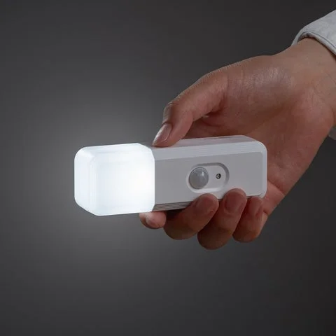 手で持った状態のLEDナイトライト(懐中電灯モード)