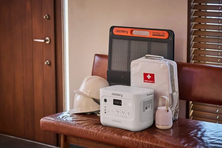 Jackery ポータブル電源 2000 Newとソーラーパネル、防災グッズが並べられた様子。
