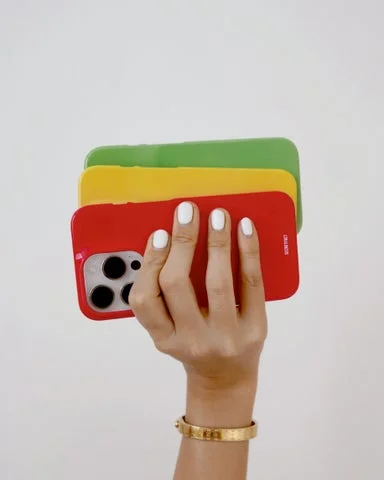 鮮やかな色のスマートフォンケースを手で持っている様子