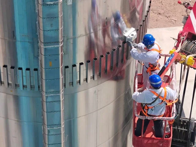 ロケット本体にカメラを設置する作業風景