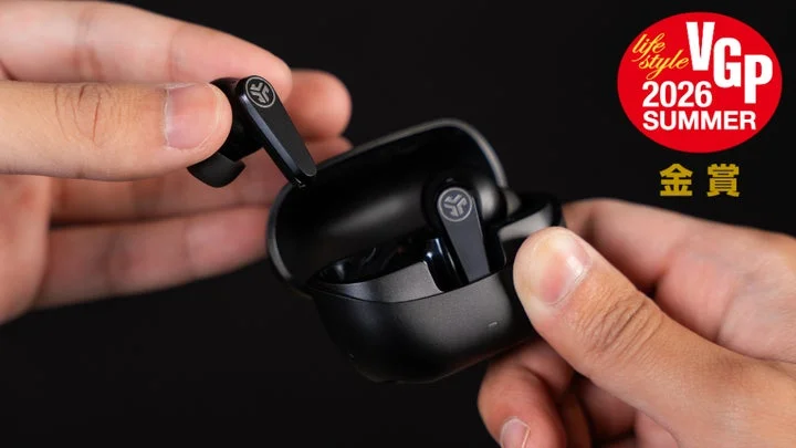 手に持ったGo Pods ANCイヤホンとVGP金賞ロゴ