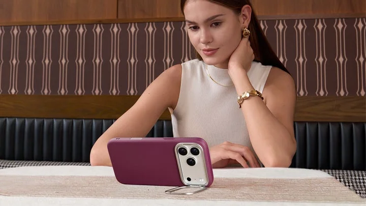 Flexスタンドを使用して横置きで自立するiPhoneケース
