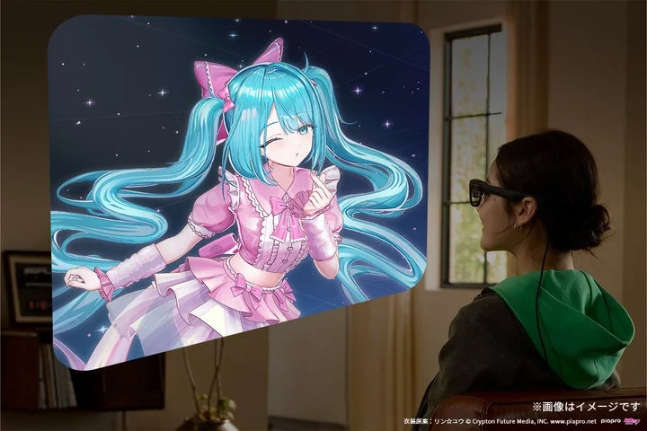 ARグラスを装着し、目の前の空間に表示された初音ミクを鑑賞する様子