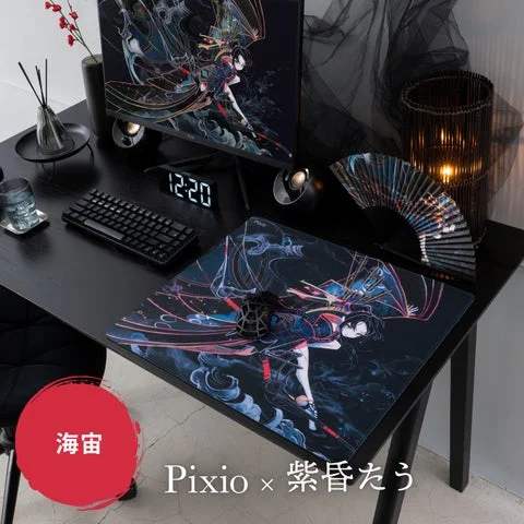 デスク上の「海宙」デザインのXLサイズゲーミングマウスパッドとマウス