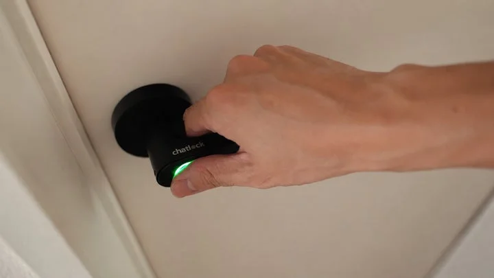Chatlock H10の指紋認証センサーに指を置いて解錠している様子