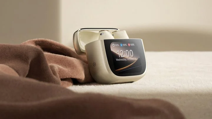 タッチスクリーン付き充電ケースに入ったイヤホン型集音器