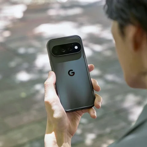 Charcoalカラーのバンパーケースを装着したGoogle Pixelの背面