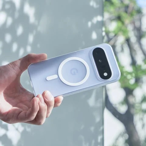 アイスホワイトの薄型スマホケース背面