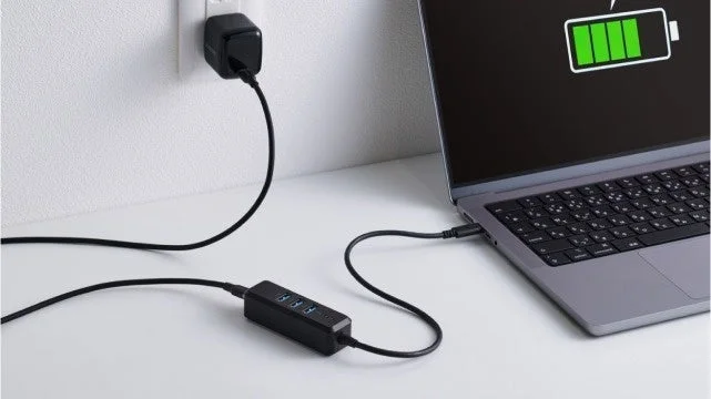 PCとUSBハブが接続され、PCが充電されている様子