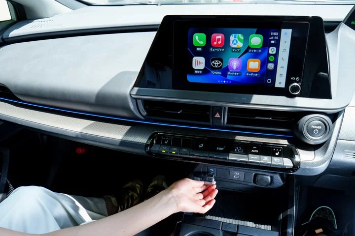 車のインフォテインメント画面にCarPlayのアイコンが表示されている様子