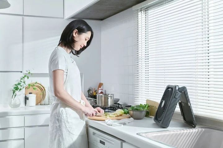 キッチンで調理中に置かれているコードレスソーラーファン