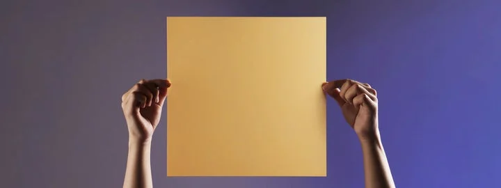 手で持たれた正方形のプレート状の物体