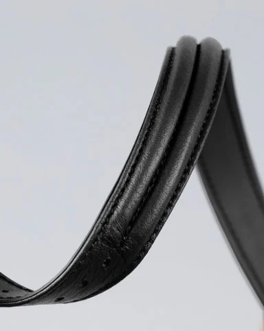 黒いレザーバンドの質感とスリット部分のアップ