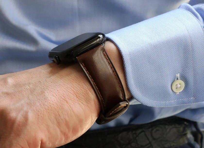 Apple Watchに装着されたブラウンのレザーバンド