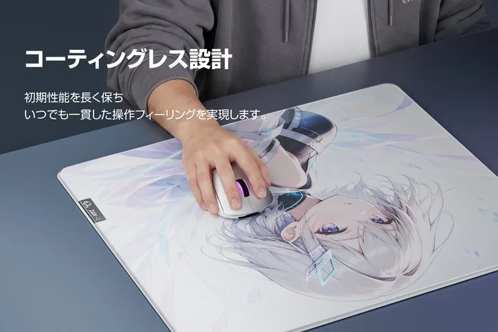 コーティングレス設計のガラスマウスパッドでマウスを操作する手元