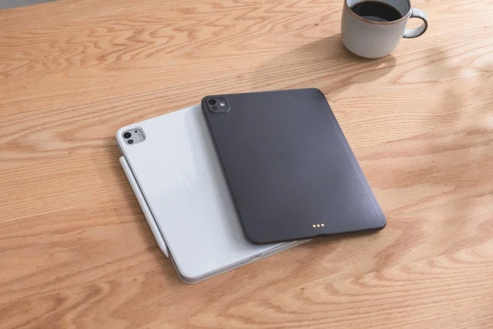 アイスホワイトとスモークブラックの2色のiPad Pro用ケース