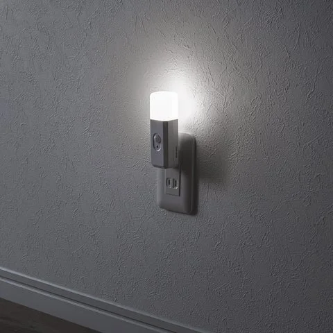 壁のコンセントに差し込まれた点灯中のLEDナイトライト