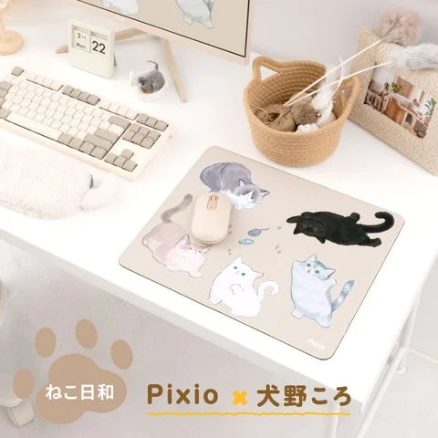 犬野ころの描き下ろしイラストが描かれたマウスパッド（ねこ日和デザイン）の利用イメージ