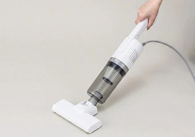 手で持って使用しているスティッククリーナー