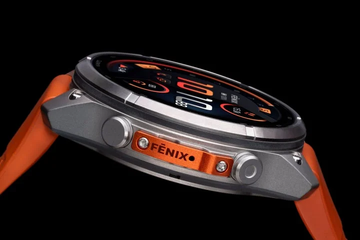 fēnix 9 Proの側面、チタンケースとボタン部分のクローズアップ