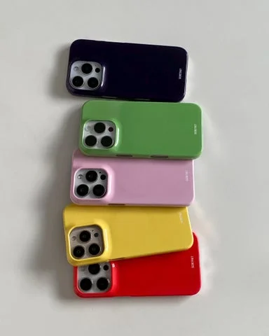 色鮮やかなスマートフォンケースが縦に並んでいる様子