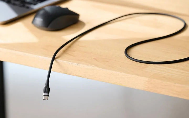 デスク上で配線されたやわらかいUSB Type-Cケーブル