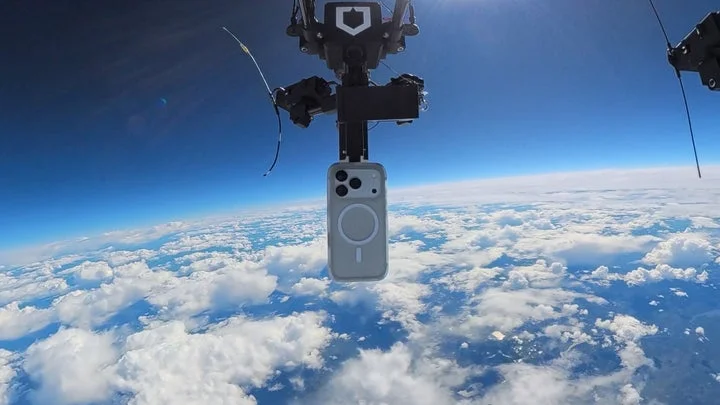 成層圏の高度から自由落下するRHINOSHIELDケース装着スマートフォン