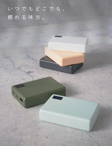 5色のカラーバリエーションが重なるモバイルバッテリー
