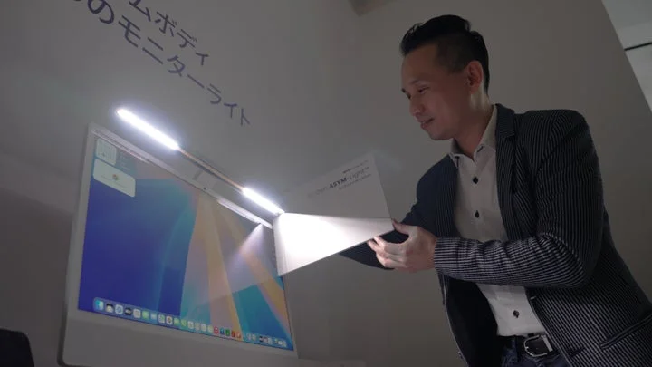 iMacに設置されたiScreenBarの光の照射範囲。
