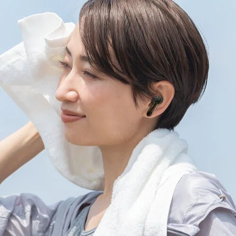 タオルを持ちイヤホンを装着した女性