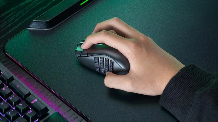 Razer Naga V3 Proをマウスパッド上で操作している様子