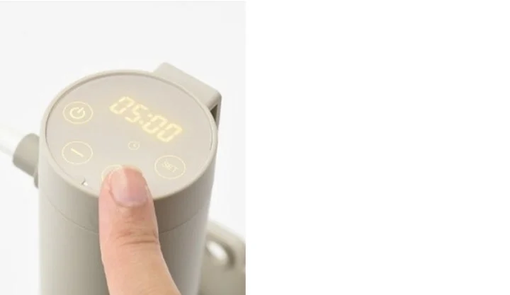 指で操作するコンパクト低温調理器のタッチパネル部分