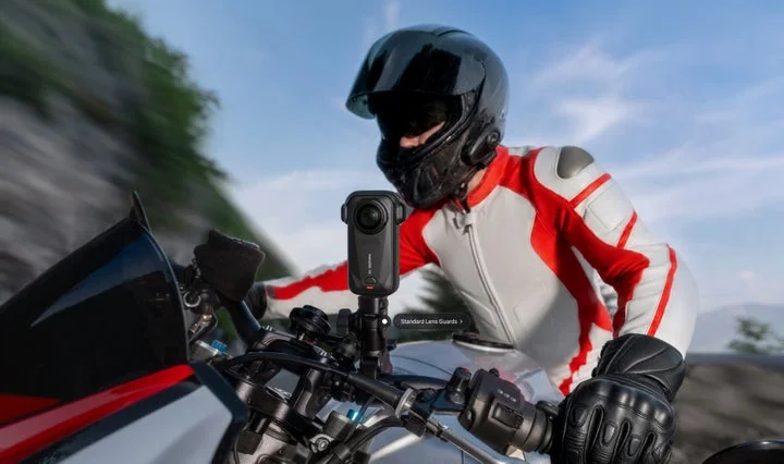 バイクに装着されたInsta360 X6カメラ