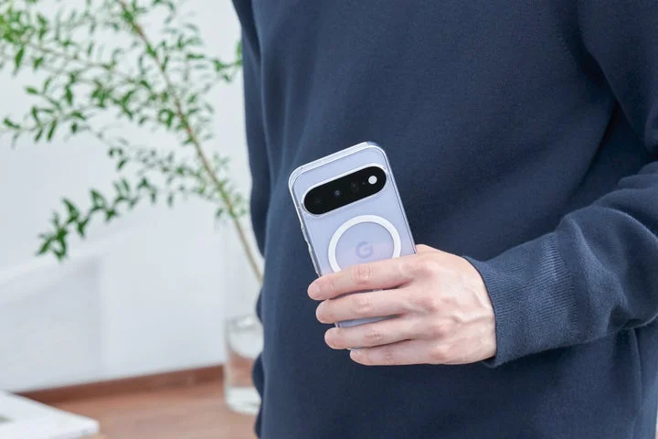 手に持ったThe Invisible Air装着済みのGoogle Pixel