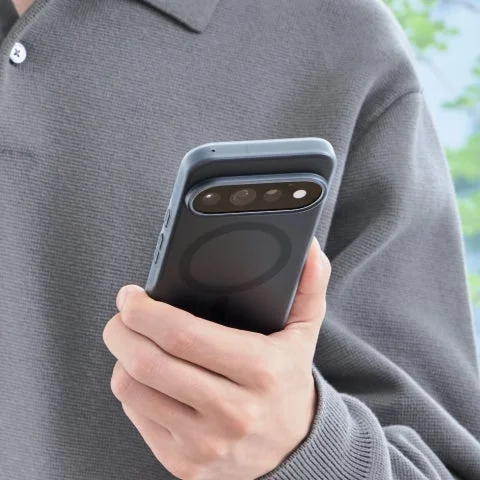 スモークブラックの薄型スマホケース背面