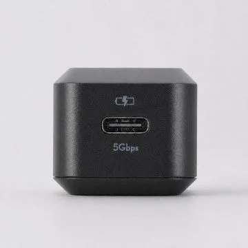 USBハブの側面にある充電用USB Type-Cポートの接写