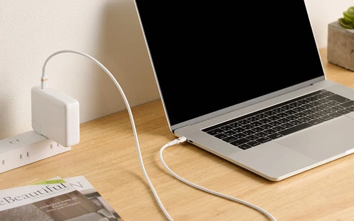 パソコンとACアダプターを接続して充電している様子